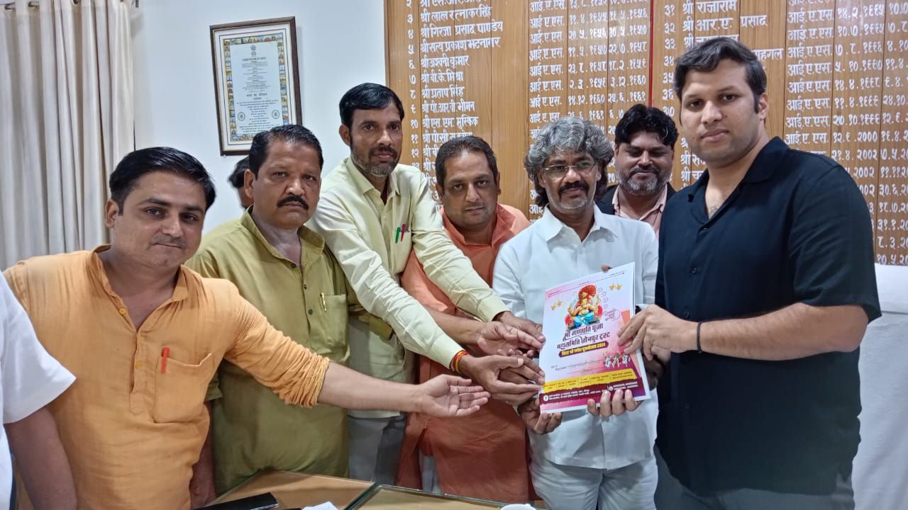 श्री गणपति पूजा महासमिति ने डीएम को सौंपा पत्रक