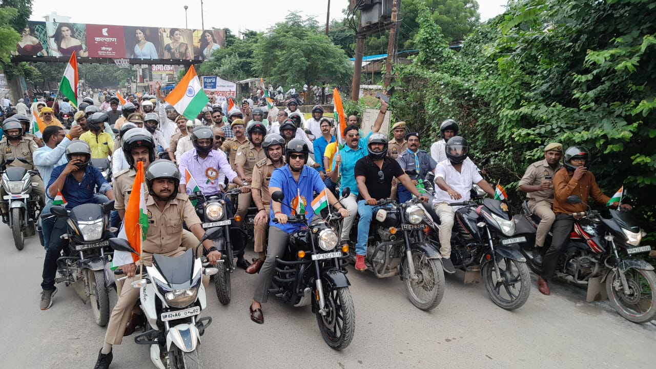 जौनपुर – हर घर तिरंगा कार्यक्रम के अर्न्तगत जिलाधिकारी  रविंद्र कुमार माँदड़, पुलिस अधीक्षक डॉ0 अजय पाल शर्मा, मुख्य विकास अधिकारी सीईं तेजा सीलम ,अध्यापक/अध्यापिकाओं के द्वारा मोटर साइकिल/स्कूटी रैली का आयोजन किया गया