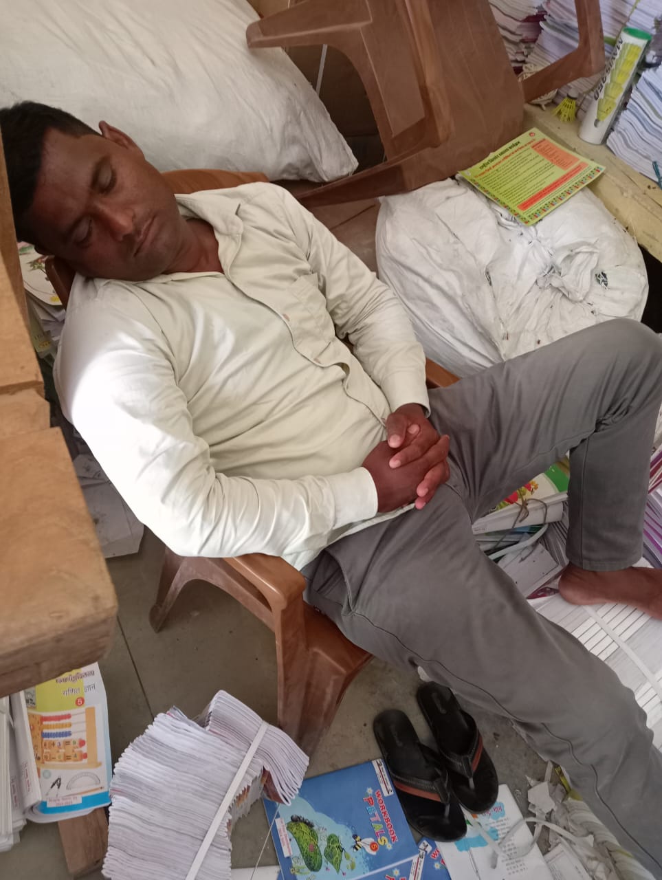 बी ई ओ के निरीक्षण में सोते मिले कर्मचारी