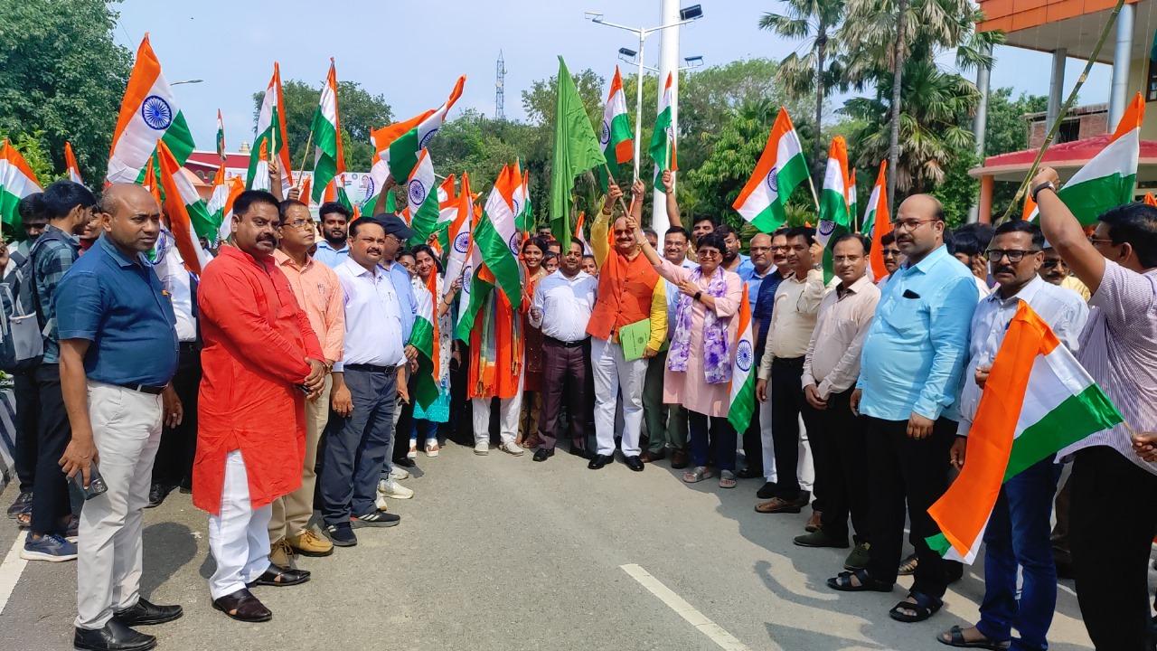विश्वविद्यालय में विद्यार्थियों ने तिरंगा लेकर लगाई दौड़कुलपति ने हरी झंडी दिखाकर दौड़ की कराई शुरुआत