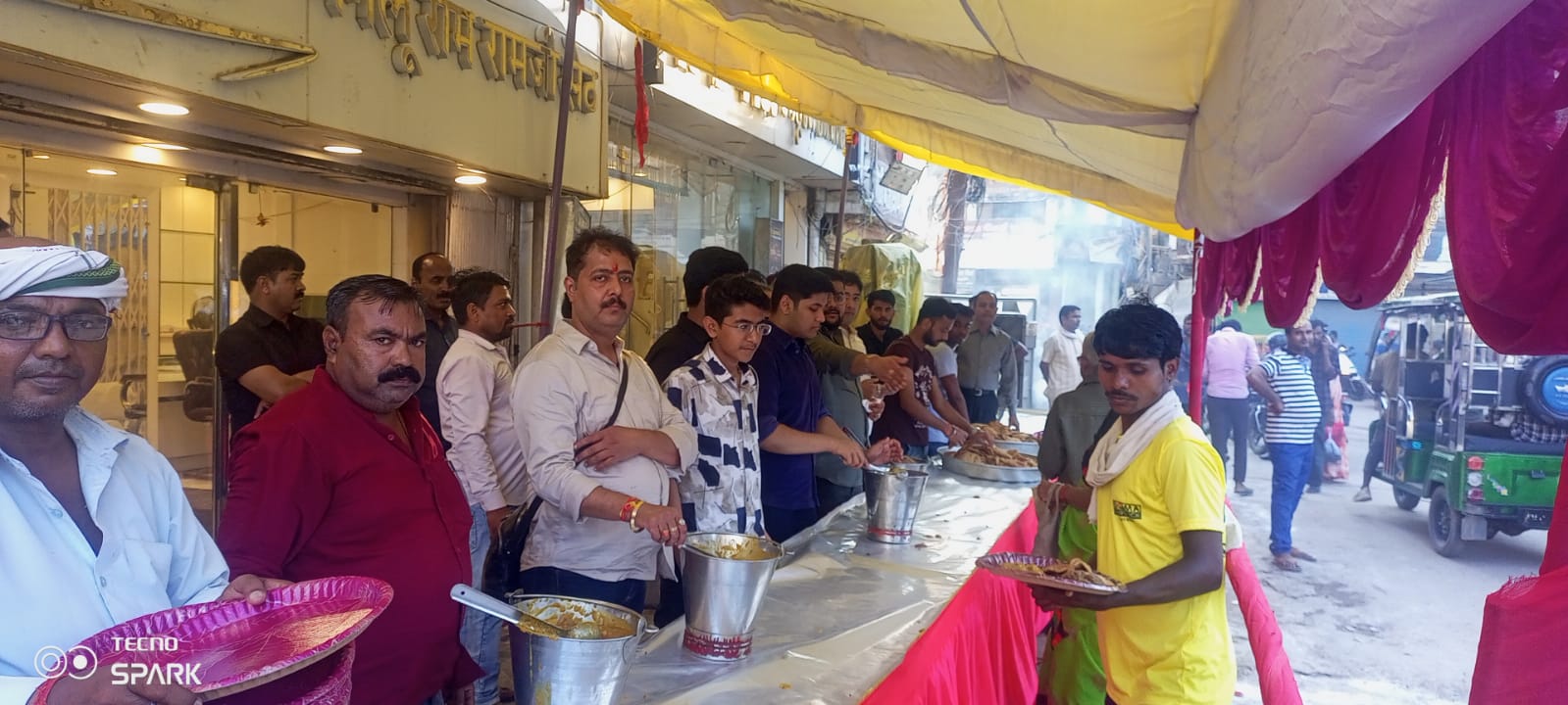 गहना कोठी परिवार ने किया विशाल भण्डारा का आयोजन, उमड़ी भीड़
