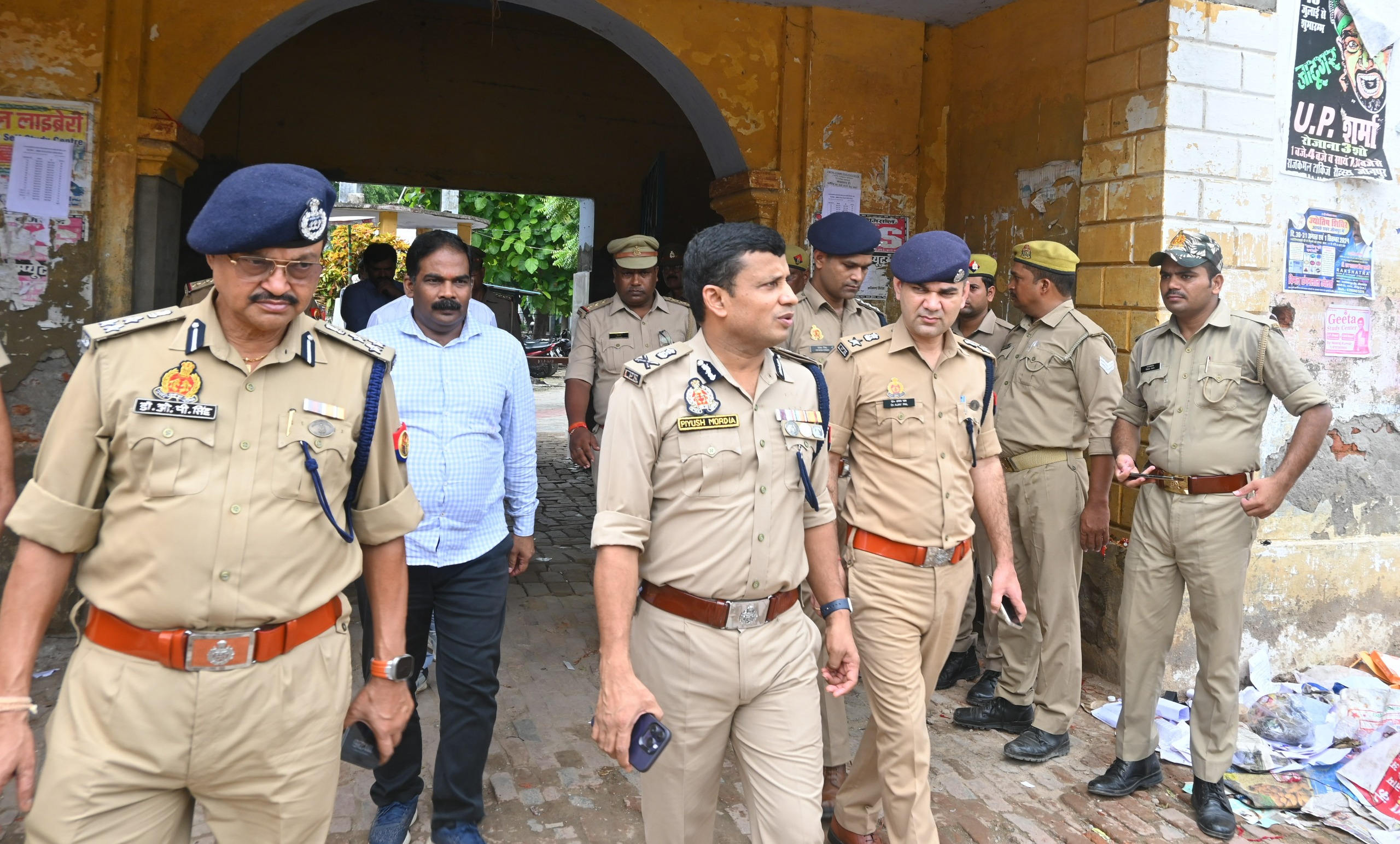एडीजीपी जोन व डीआईजी वाराणसी जोन ने पुलिस आरक्षी भर्ती परीक्षा का किया निरीक्षण , जिम्मेदारों को दिया आवश्यक दिशा निर्देश