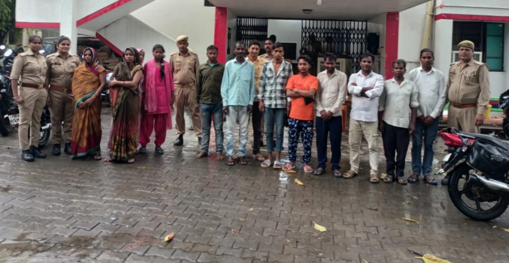 थाना शाहगंज पुलिस टीम द्वारा 13 व्यक्ति पुरुष/ महिला को शांति भंग में किया गया गिरफ्तार