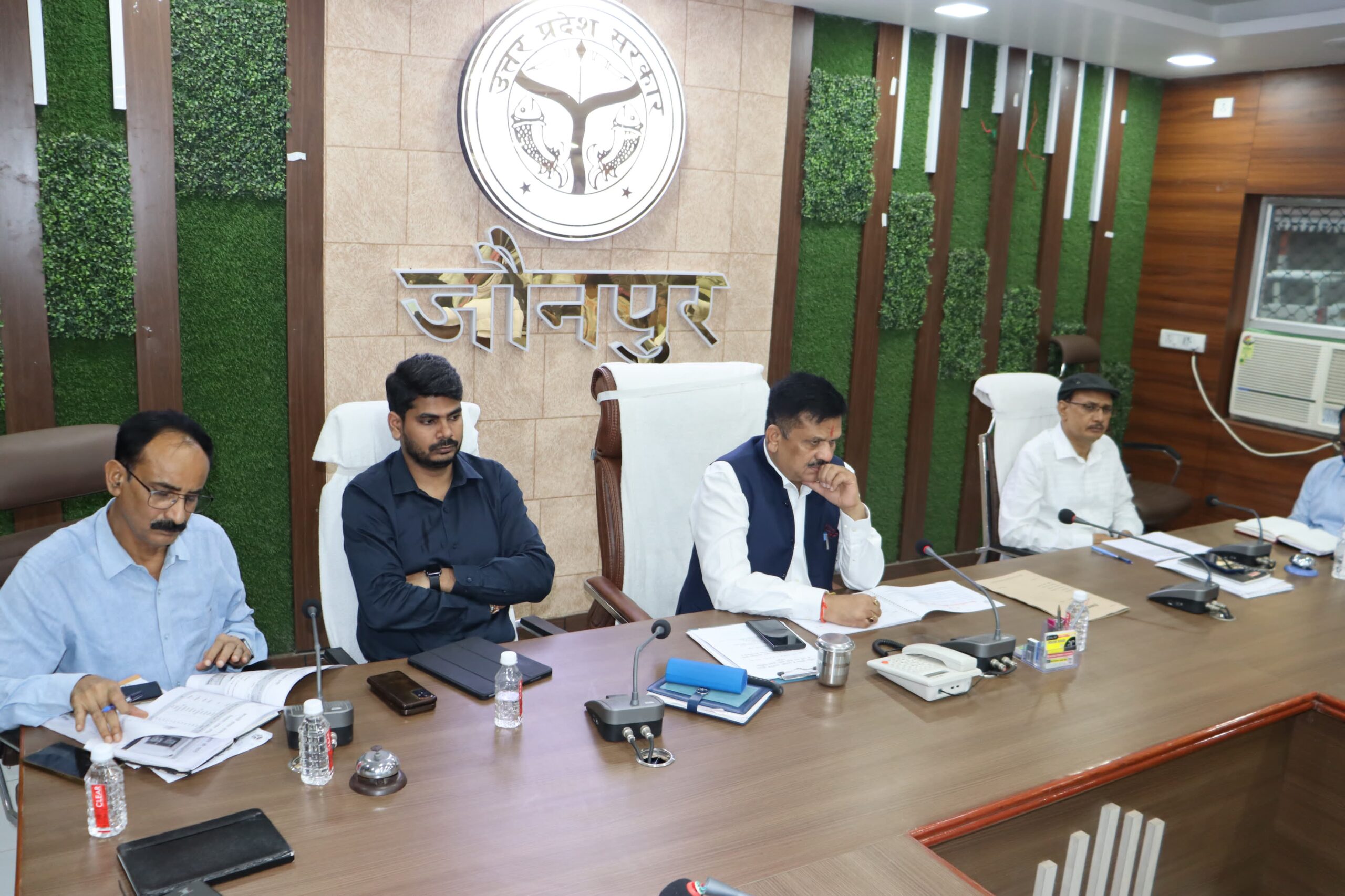 डीएम की अध्यक्षता मे शासी निकाय की बैठक कलेक्ट्रेट सभागार में संपन्न हुई।