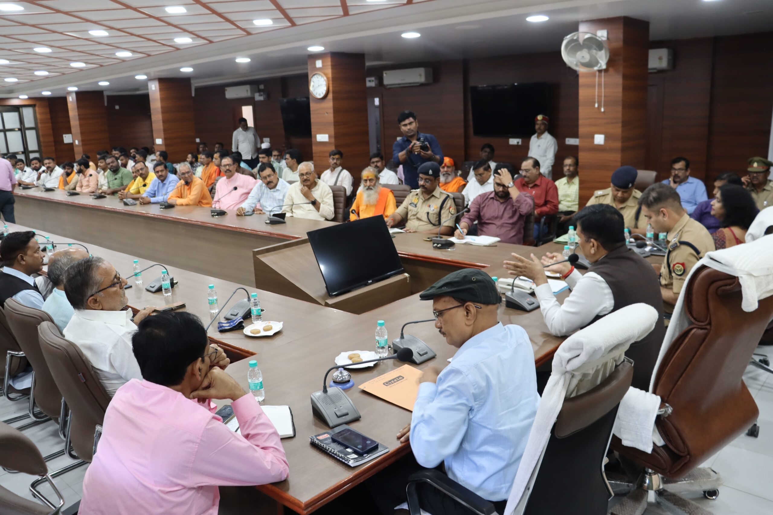 डीएम की अध्यक्षता में आगामी त्यौहारों के दृष्टिगत जिला शांति समिति की बैठक कलेक्ट्रेट सभागार में  हुई संपन्न