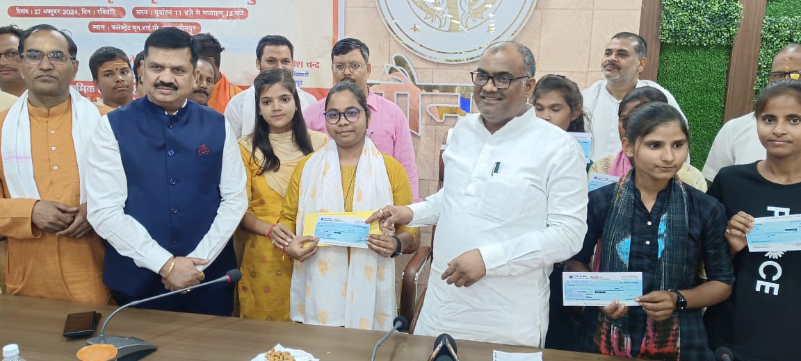 5609 छात्र-छात्राओं को वितरित किया गया छात्रवृत्ति धनराशि