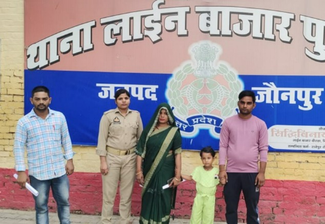 थाना लाइनबाजार पुलिस टीम द्वारा सोशल मीडिया के सहयोग से गुमशुदा बच्ची को 04 घण्टे के अन्दर उसके माता पिता को किया गया सुपुर्द