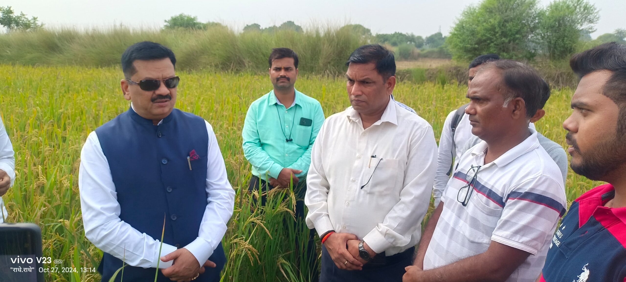जिलाधिकारी ने क्रॉप कटिंग कराकर उत्पादकता का किया अवलोकन