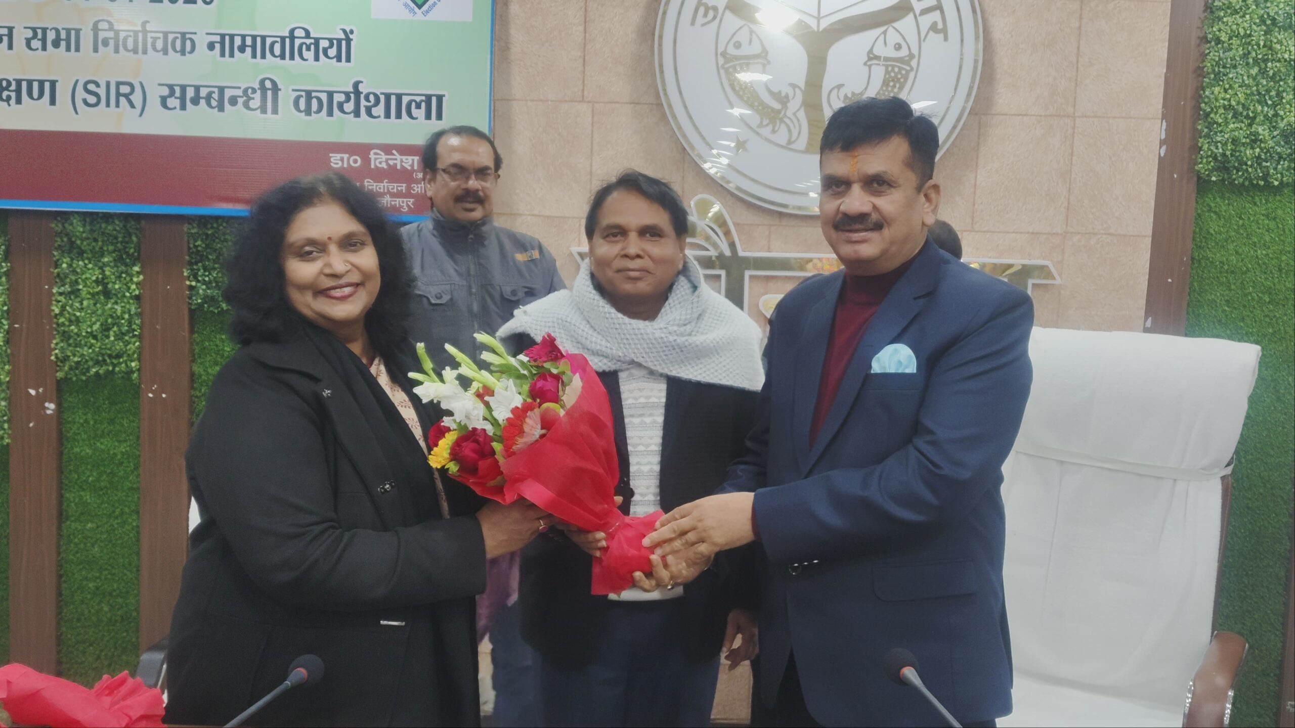 डीएम ने सेवानिवृत हो रही सीएमओ को अंगवस्त्रम व पुष्प गुच्छ देकर किया सम्मानित