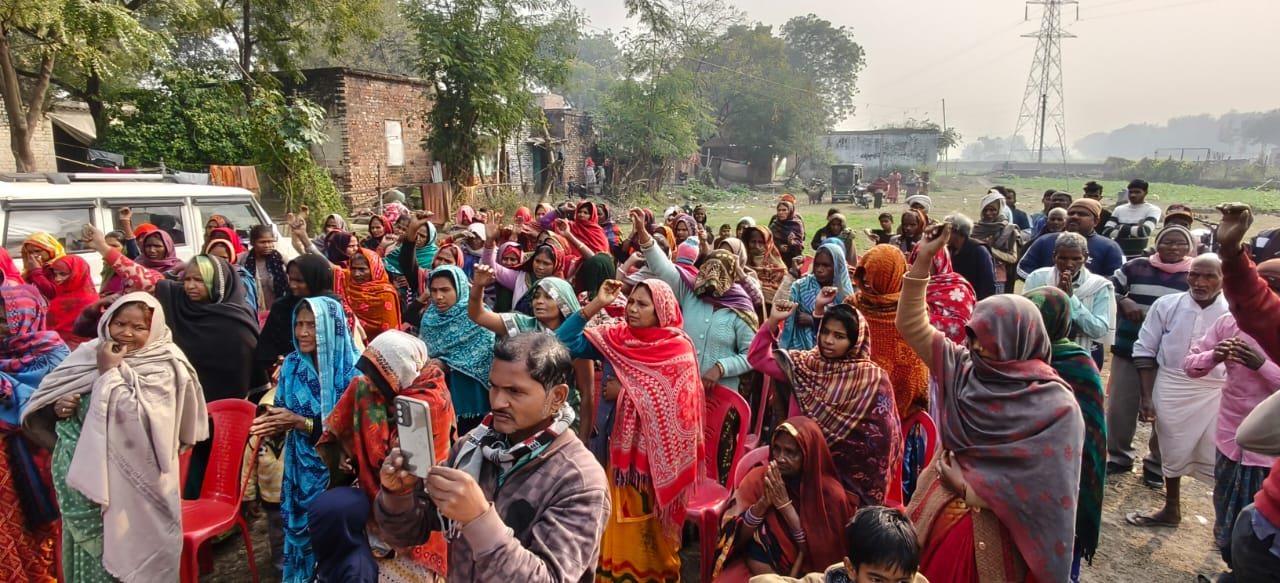 कड़ाके की ठंड में सेवा की मिसाल: नेवादा गांव में 300 जरूरतमंदों को कंबल व शॉल वितरित