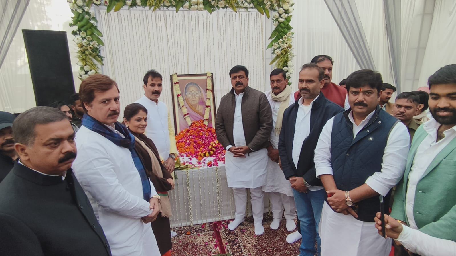 पूर्व सांसद धनंजय सिंह की माता लालती देवी की पुण्यतिथि पर श्रद्धांजलि देने उमड़ी भीड़